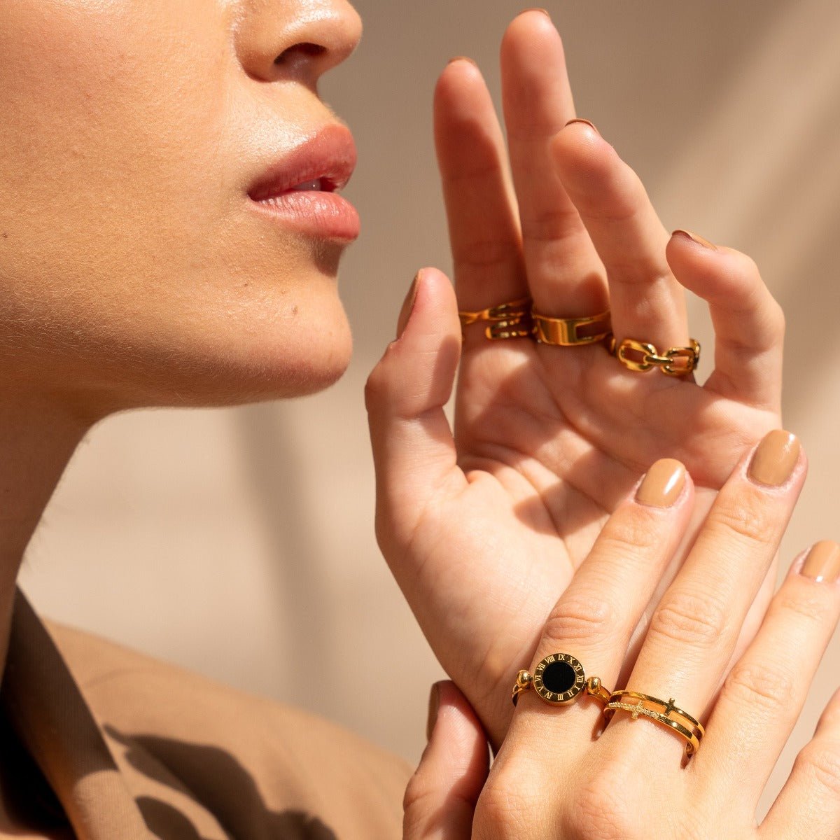 Anillo giratorio con números romanos chapado en oro de 18 quilates