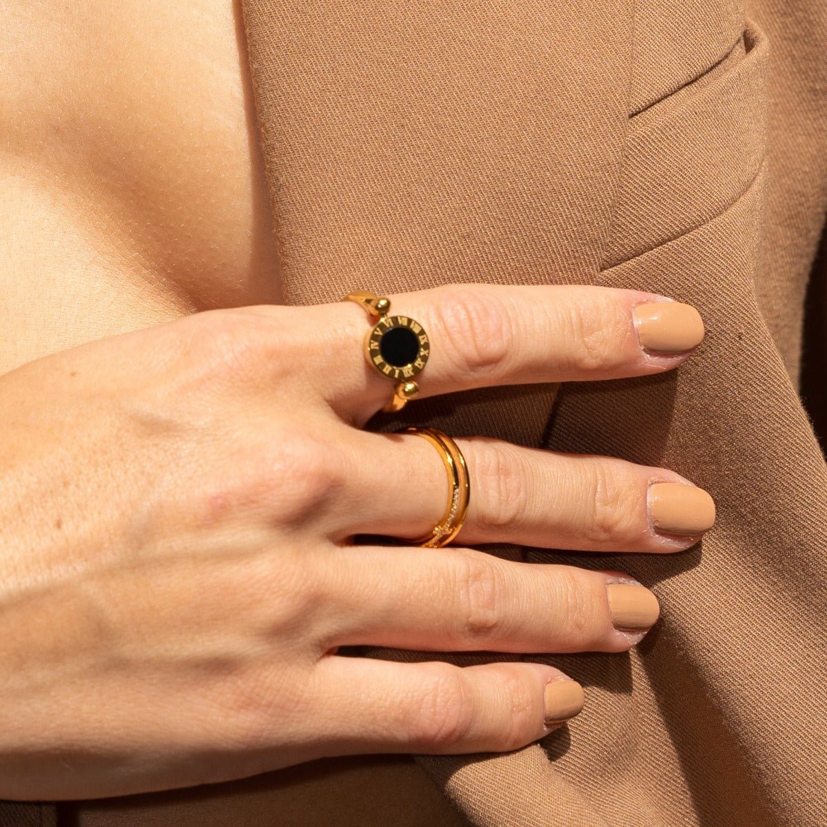 Anillo giratorio con números romanos chapado en oro de 18 quilates