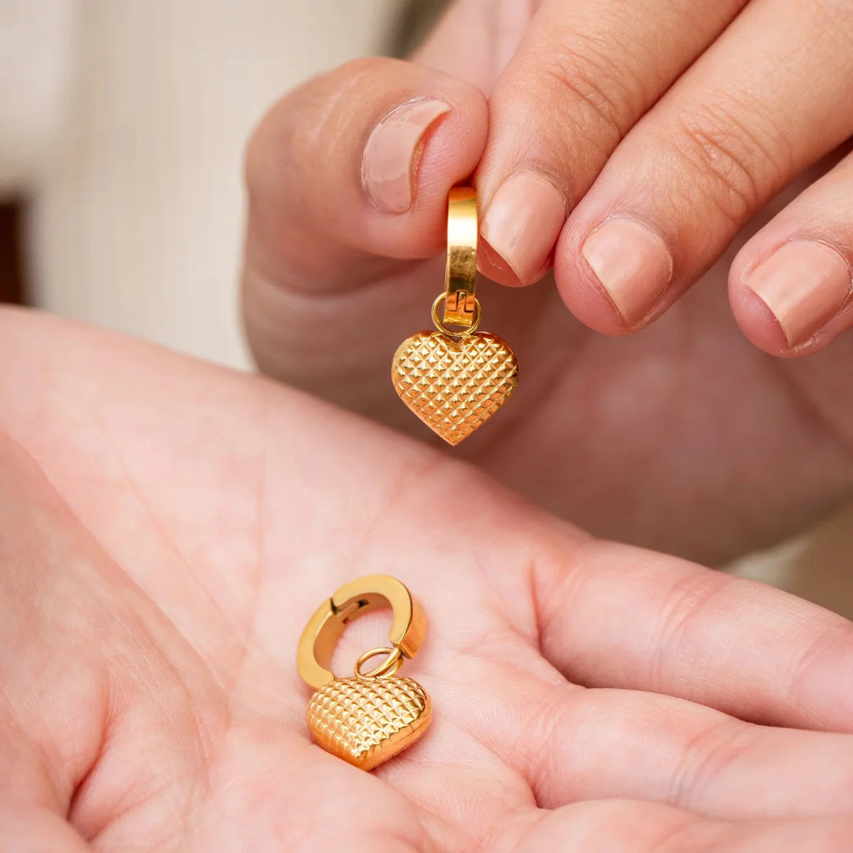 Pendientes de aro Love Mini bañados en oro de 18 quilates