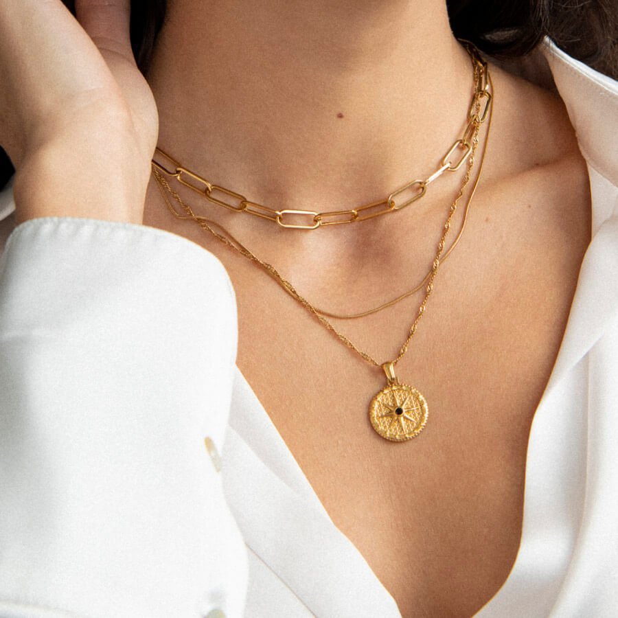 Collar con estrella y brújula bañado en oro de 18 quilates